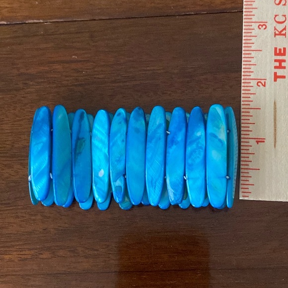 Mother of Pearl (seashells) Turquoise Blue Colored Stretch Bracket - Picture 4 of 7